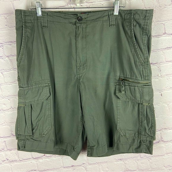Chaps Men's Olive Green Cargo Shorts Size: 38W - Picture 1 of 11